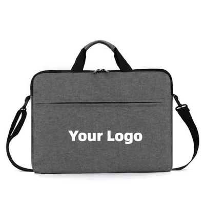 C' est un sac à main en polyester durable de 15 pouces