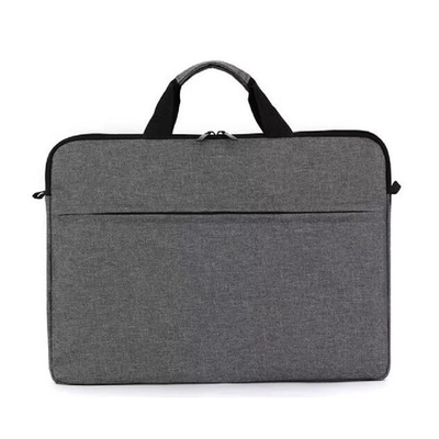 C' est un sac à main en polyester durable de 15 pouces