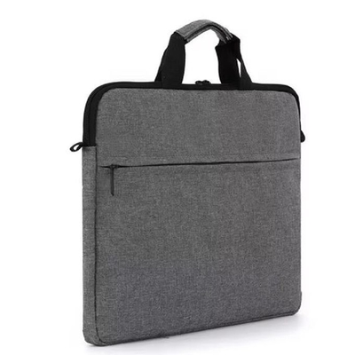 C' est un sac à main en polyester durable de 15 pouces