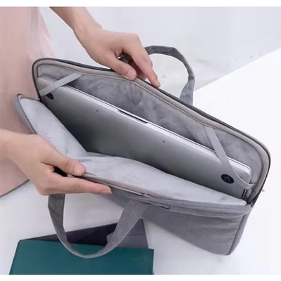 15Un sac portable de 6 pouces pour unisexe.